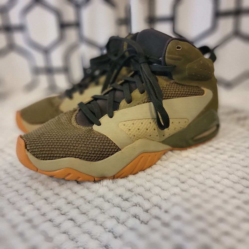 Nike Air Jordan Olive Green Men's 9.5 Sneakers Shoes Lace Up Basketball